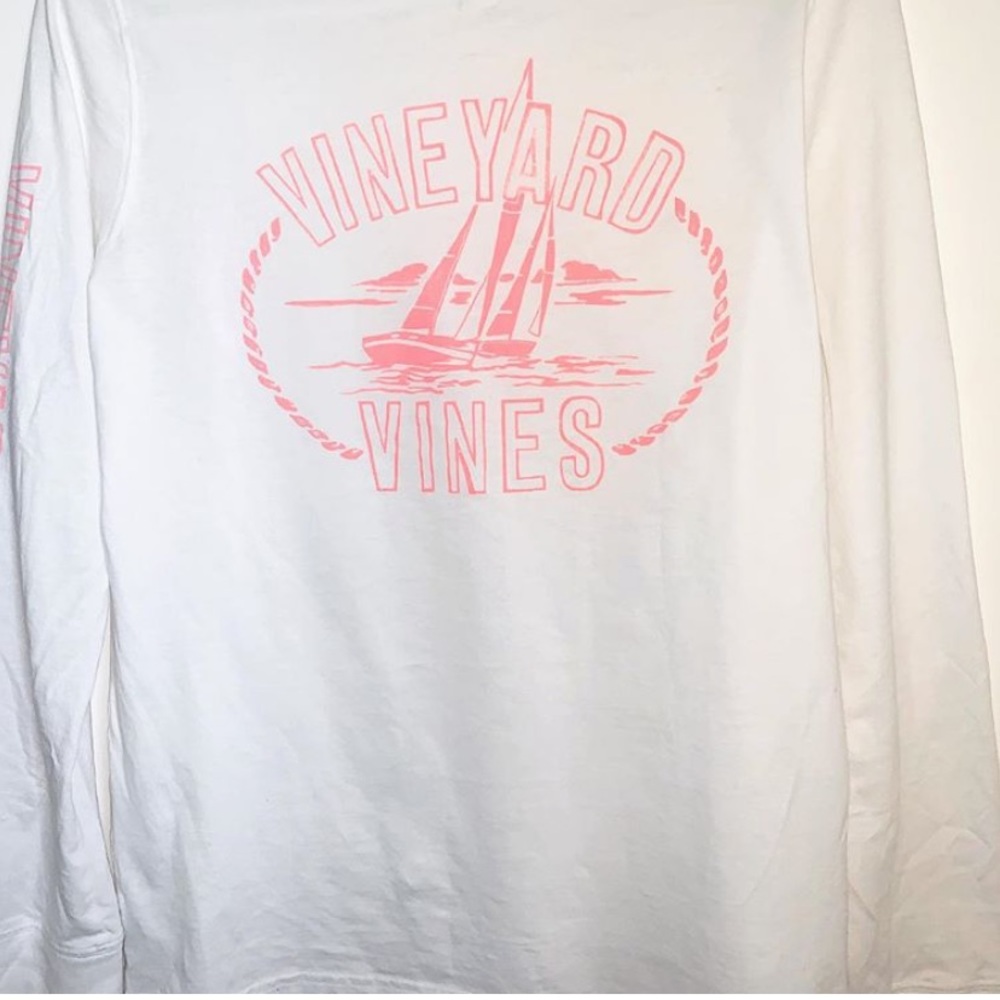 White and pink vineyard vines top